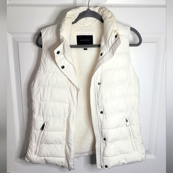 Banana Republic Jackets & Blazers - Banana Republic Puffer Jacket Vest with pockets, snap buttons, and zip-up.